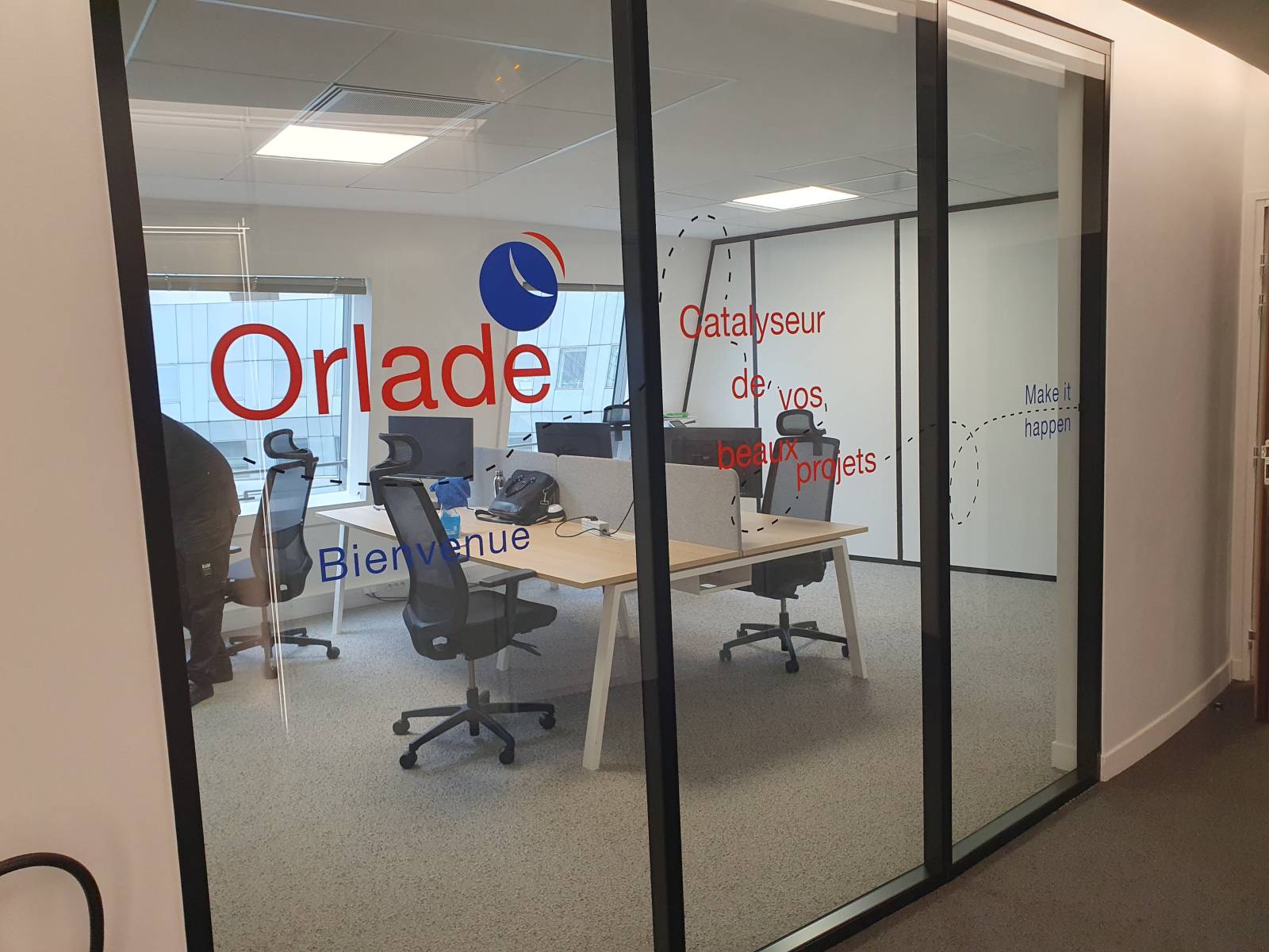 Habillage publicitaire de bungalow de chantier Roissy 95700 Val D'Oise