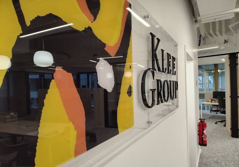Pose d'une enseigne intérieure dans les locaux de Klee Group à Boulogne Billancourt