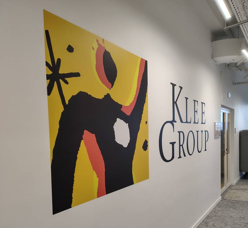 Signalétique intérieure dans les locaux de Klee Group en Ile de France