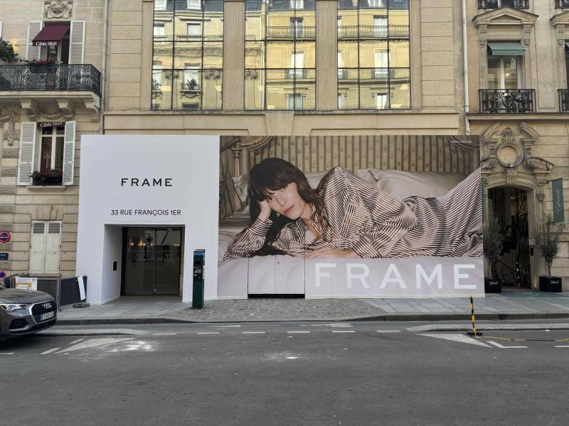 Habillage de palissade pour la boutique FRAME à Paris 8