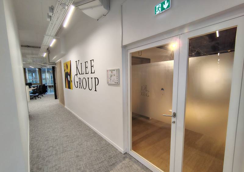 Pose d'une vitrophanie pour locaux de Klee Group à Boulogne Billancourt