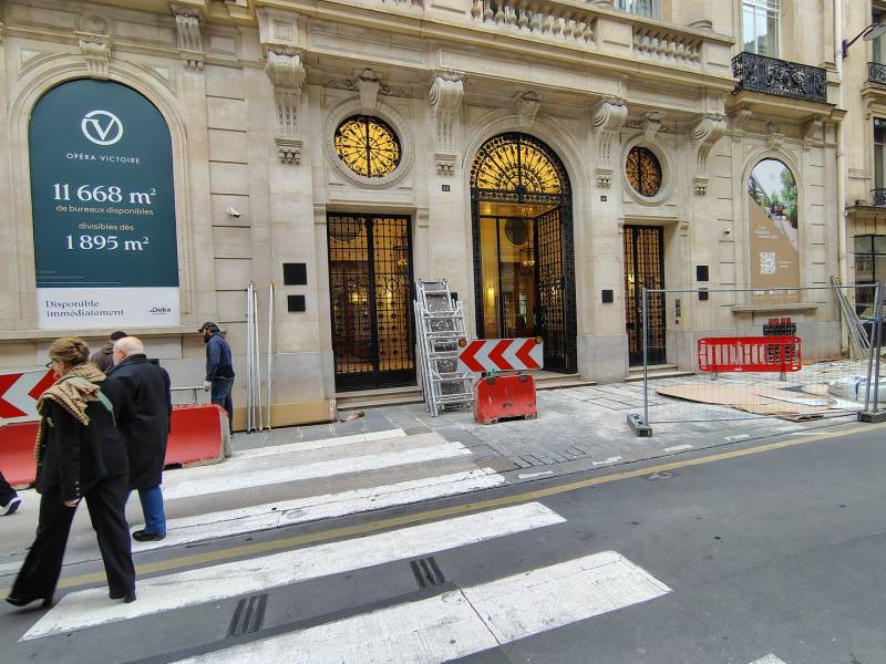 Fabrication et pose de plaques signalétiques en Dibond pour l’immeuble Opéra Victoire à Paris 9