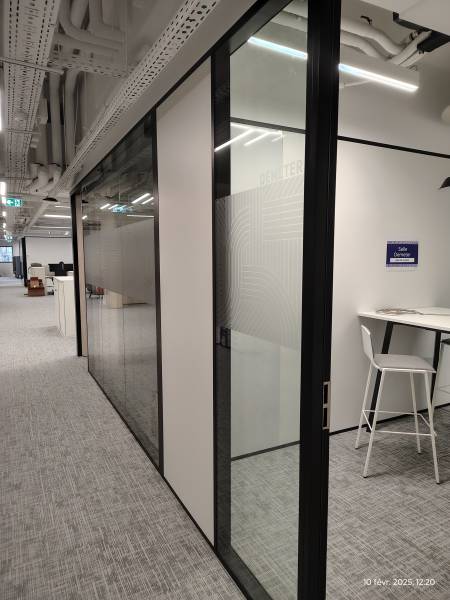 Pose d'une vitrophanie pour bureaux à Boulogne Billancourt