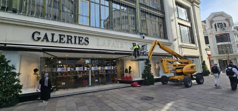 Dépose de l’enseigne des Galeries Lafayette du Mans