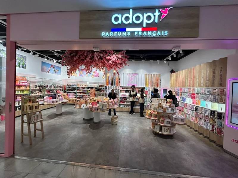 Habillage pour décorer la boutique Adopt à Paris 1