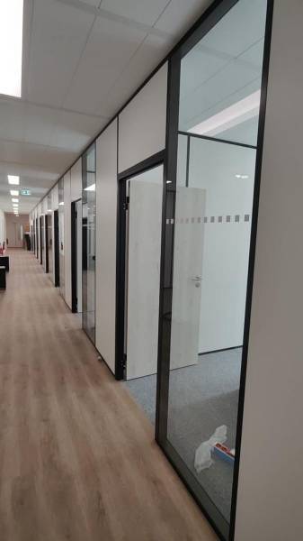 Adhésif de sécurité poser dans les locaux d'une grande association française