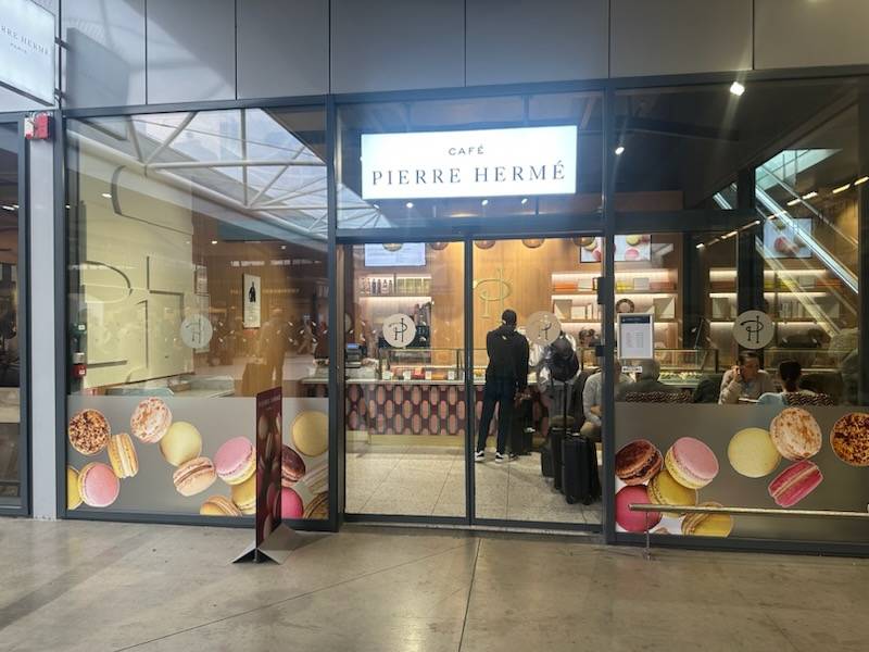 Habillage vitrine du commerce Pierre Hermé à Lyon 3ème