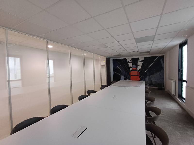 Pose de signalétique intérieure dans un batiment tertiaire dans le 94