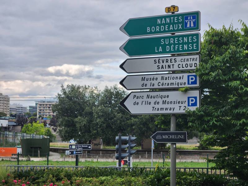 Création et pose de signalétique directionnelle extérieure du restaurant Micheline dans le 92