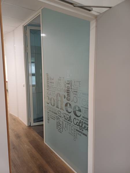 Pose de vitrophanie dans batiment professionnel dans le Val-de-Marne 