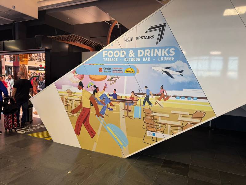 Pose d'une signalétique dans un aéroport européen