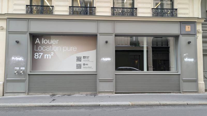 Conception et pose d'une vitrophanie sur mesure pour un local commercial à louer à Paris 8 